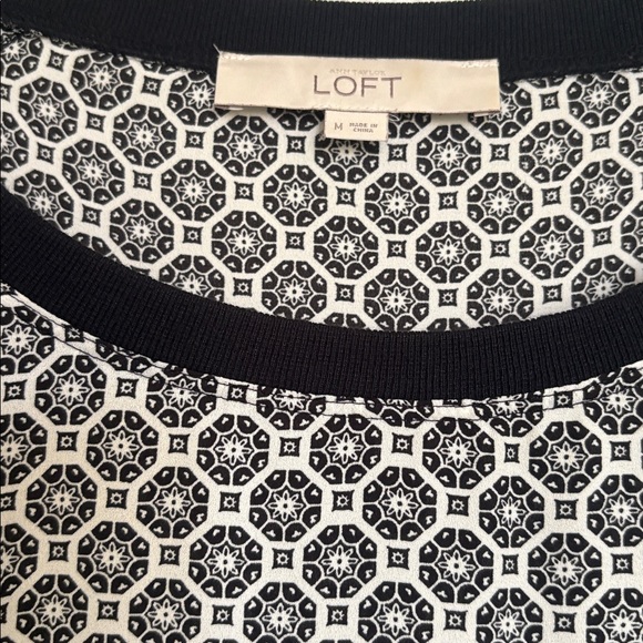 LOFT Monochrome Geometric Print Top black and white print size medium - Picture 2 of 3